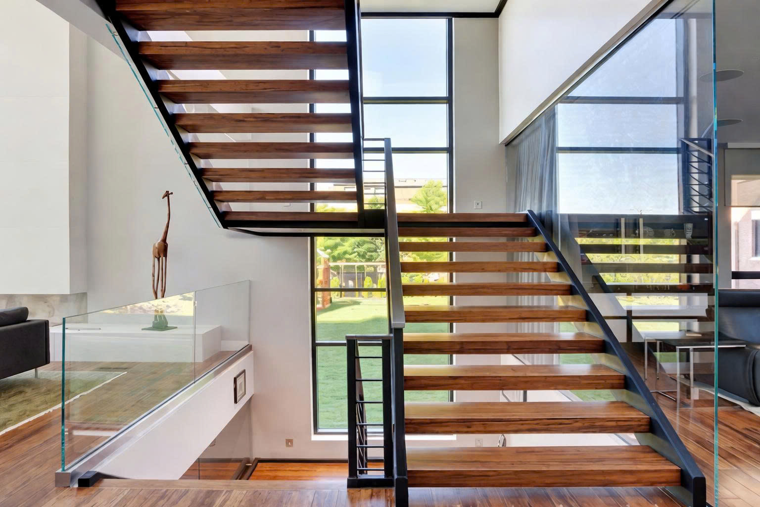 Mẫu cầu thang xương cá đẹp làm nên đẳng cấp gia chủ