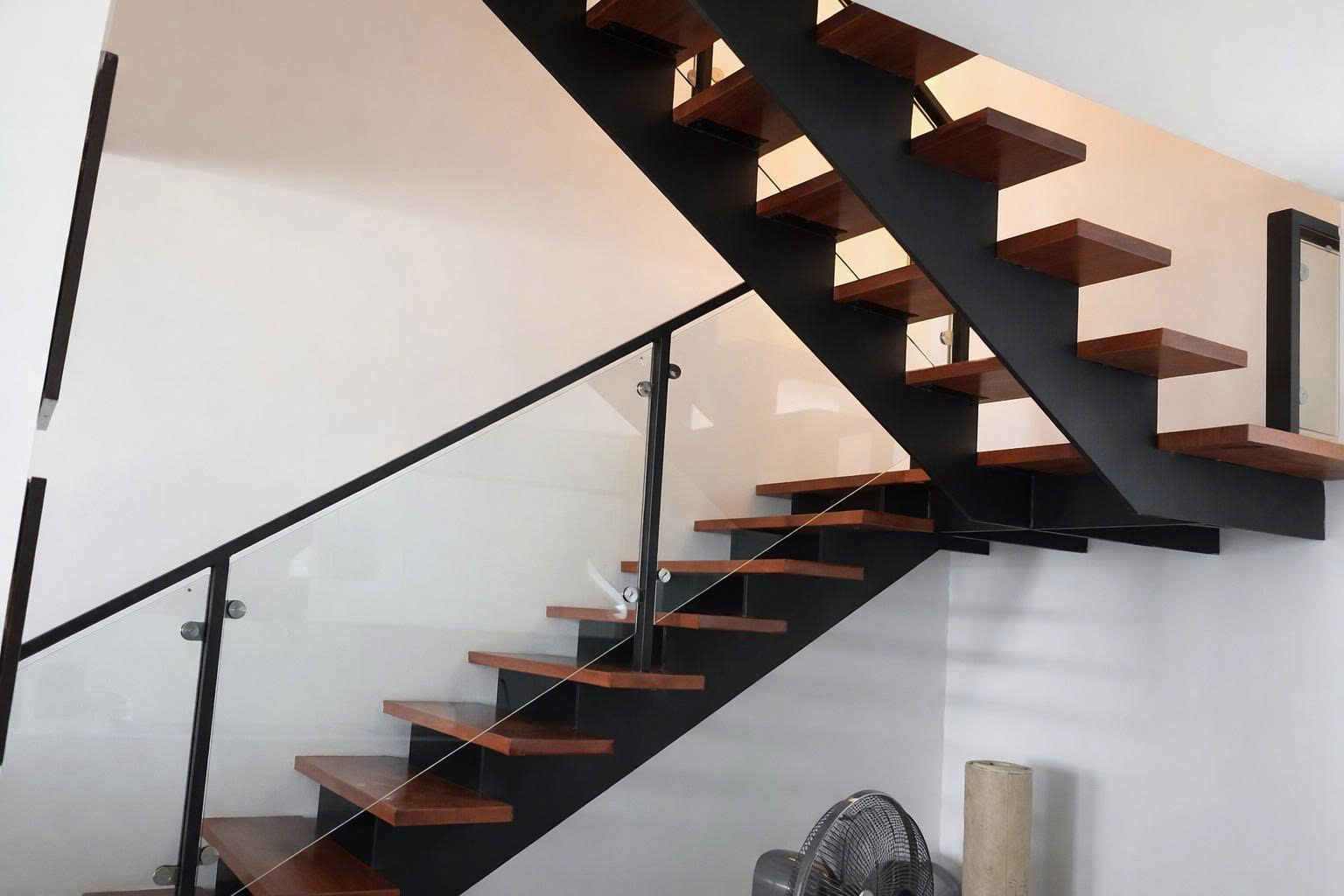 Cầu thang hình xương cá có khả năng kết hợp đa dạng chất liệu