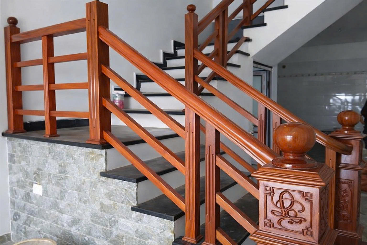 Cầu thang gỗ đơn giản cũng dễ dàng phù hợp với phong cách thiết kế từ cổ điển đến hiện đại