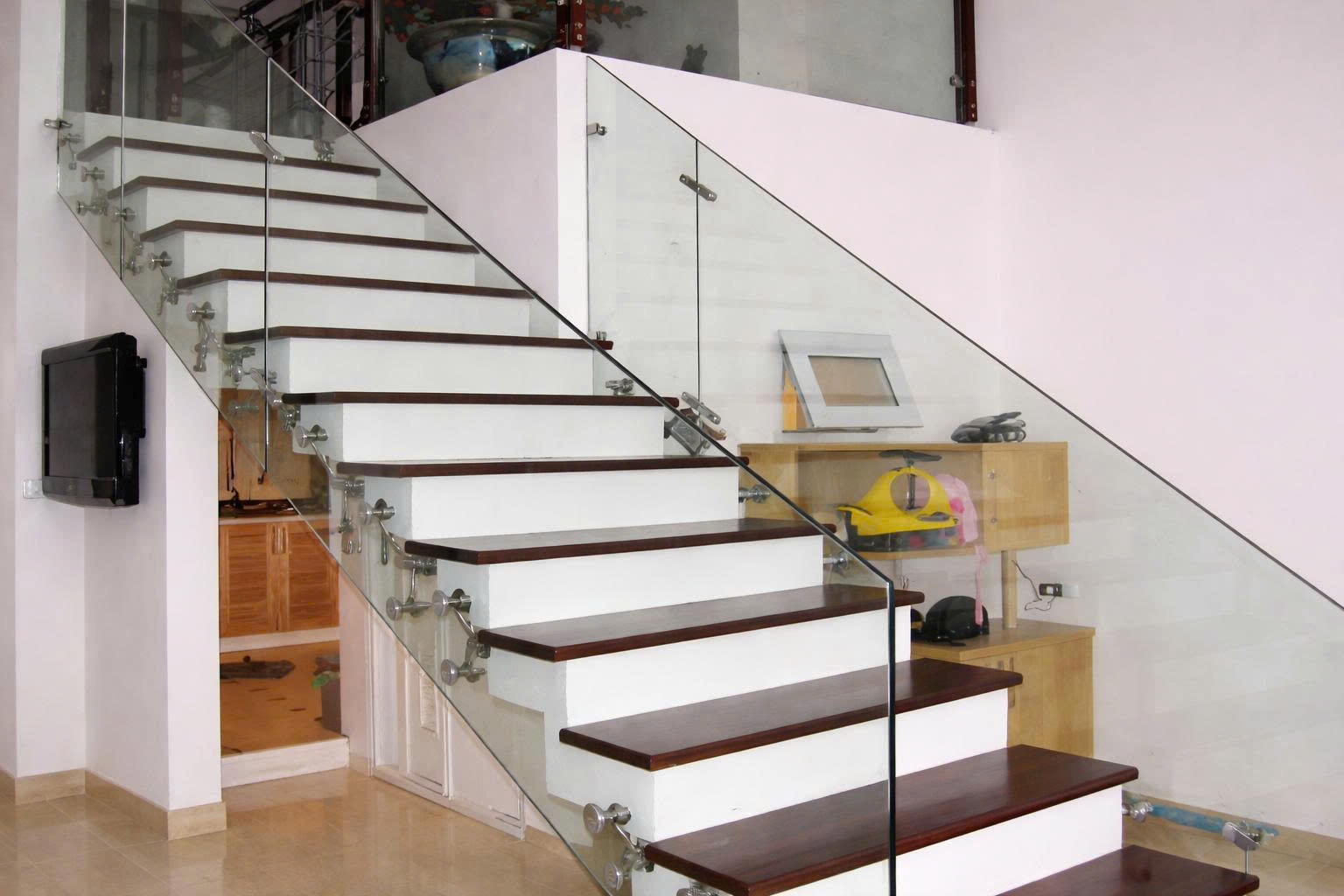 Thi công cầu thang kính chuyên nghiệp quyết định chất lượng công trình