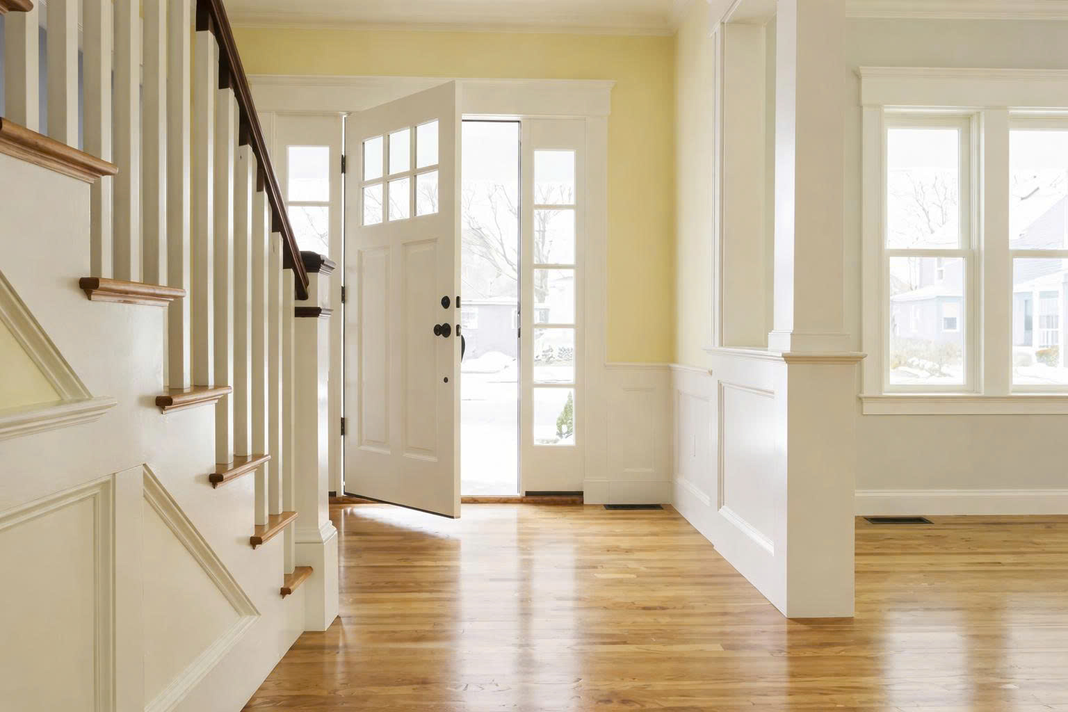 Chỉ cần xoay một góc nhỏ cũng đủ phá thế cầu thang thẳng cửa chính