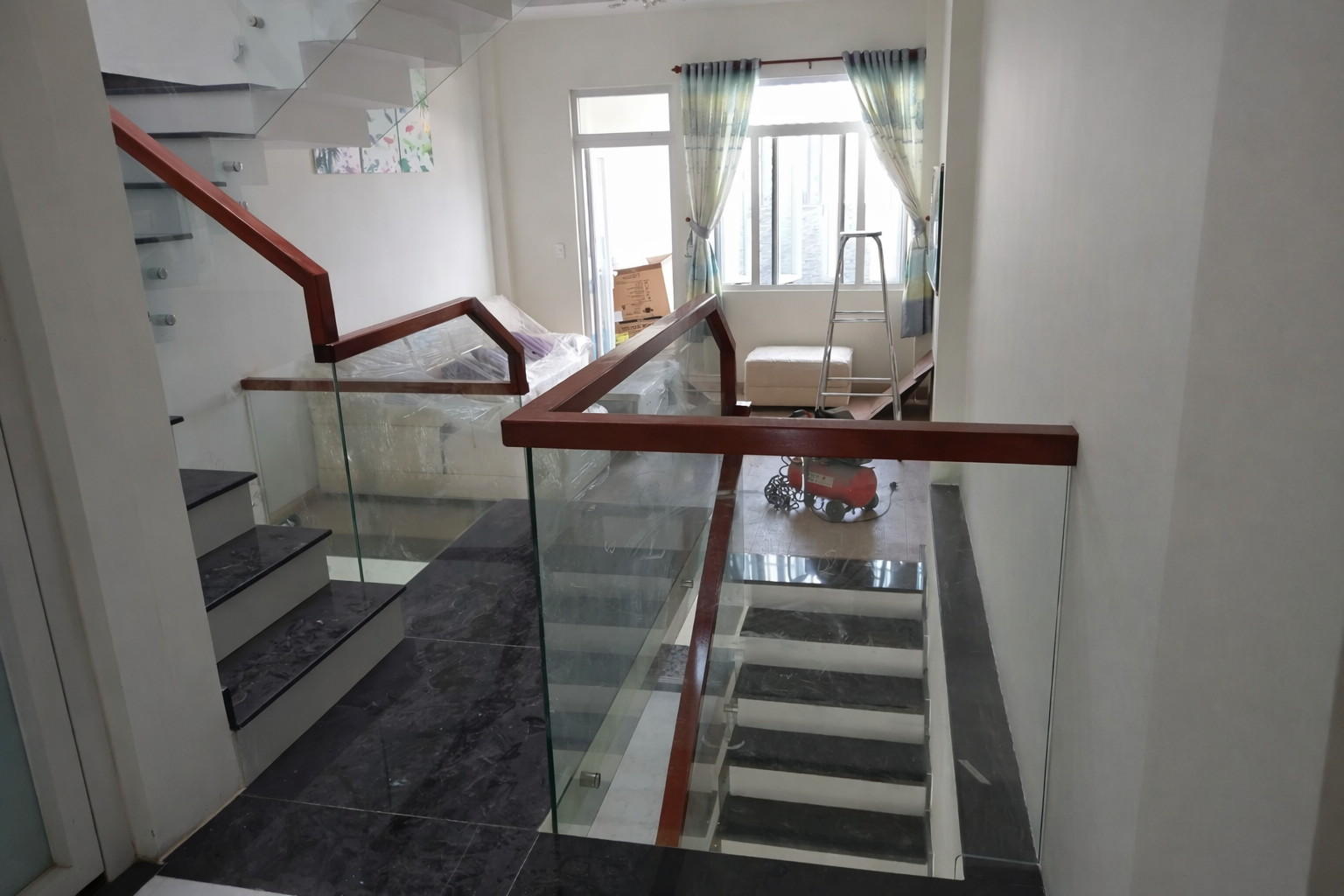 Lựa chọn đúng độ dày kính lan can cầu thang không chỉ giúp công trình bền vững mà còn tiết kiệm chi phí bảo trì