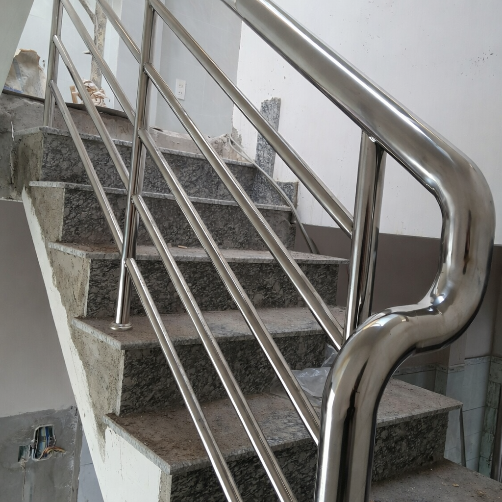 Chiều cao tay vịn cầu thang inox tiêu chuẩn thường nằm trong khoảng từ 850 mm đến 900 mm