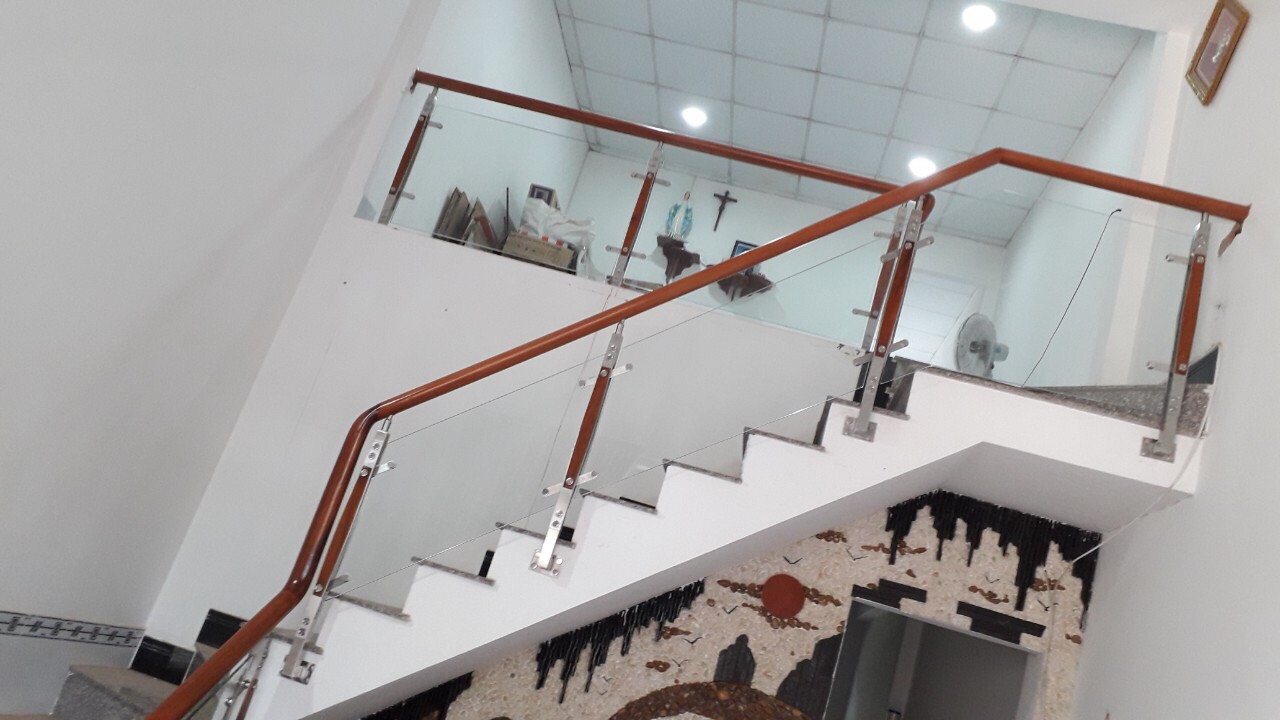 Độ dày kính lan can cầu thang tiêu chuẩn an toàn