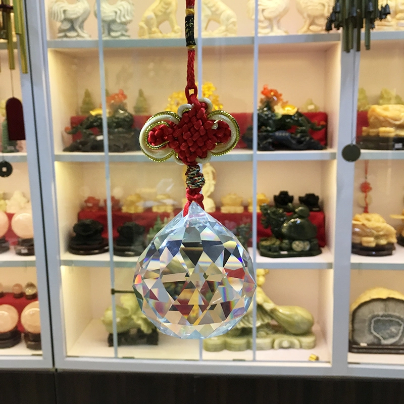 Treo một quả cầu thủy tinh vát cạnh tại khu vực trần nhà giữa cửa và cầu thang