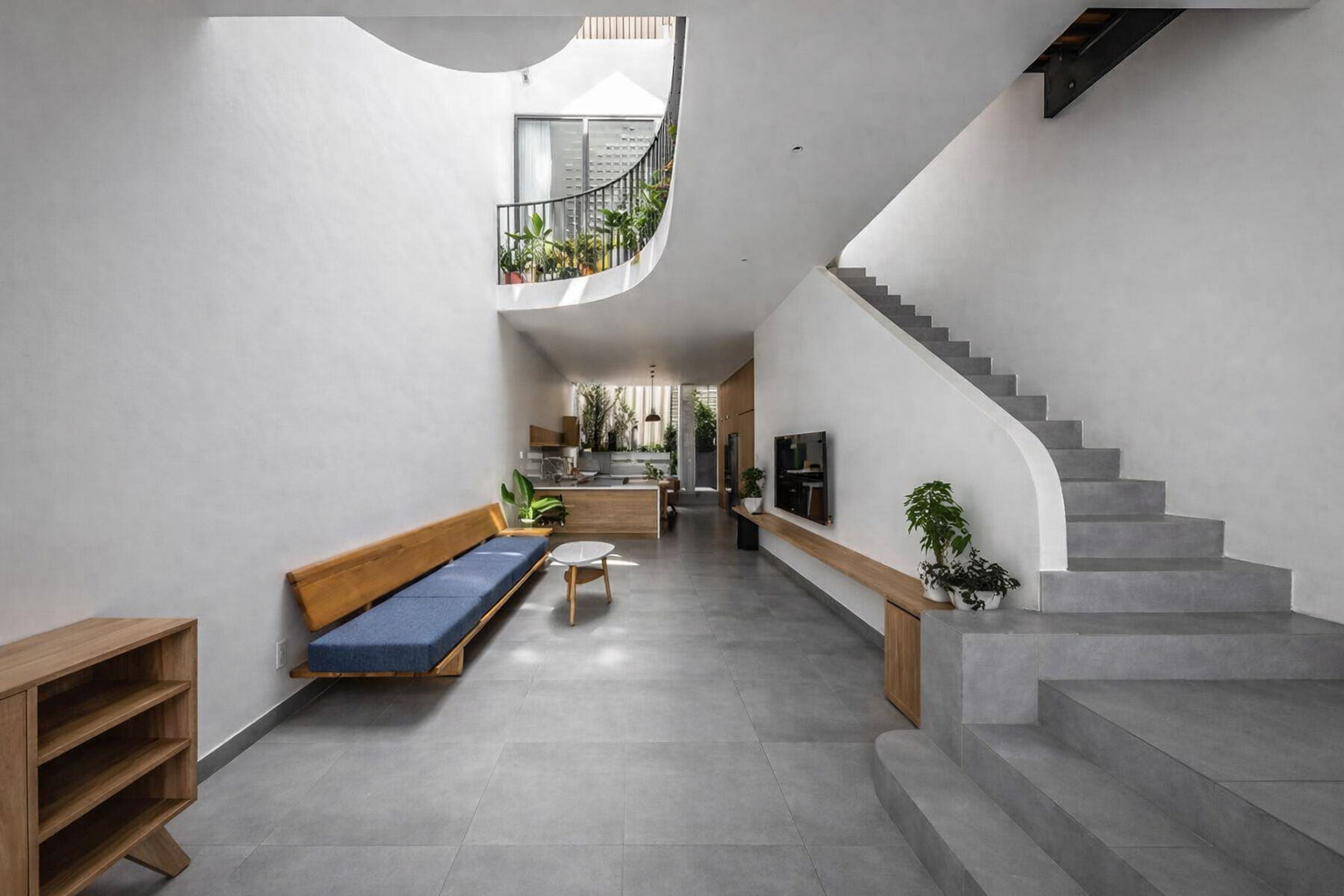 Mẫu cầu thang dọc nhà kết hợp giếng trời