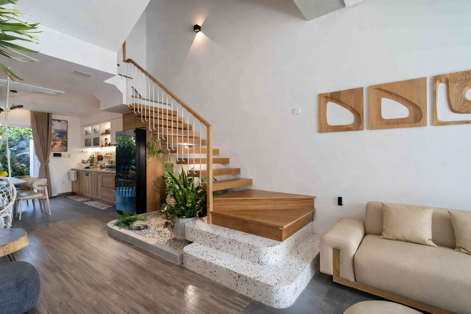 Mẫu cầu thang dọc nhà kết hợp giếng trời