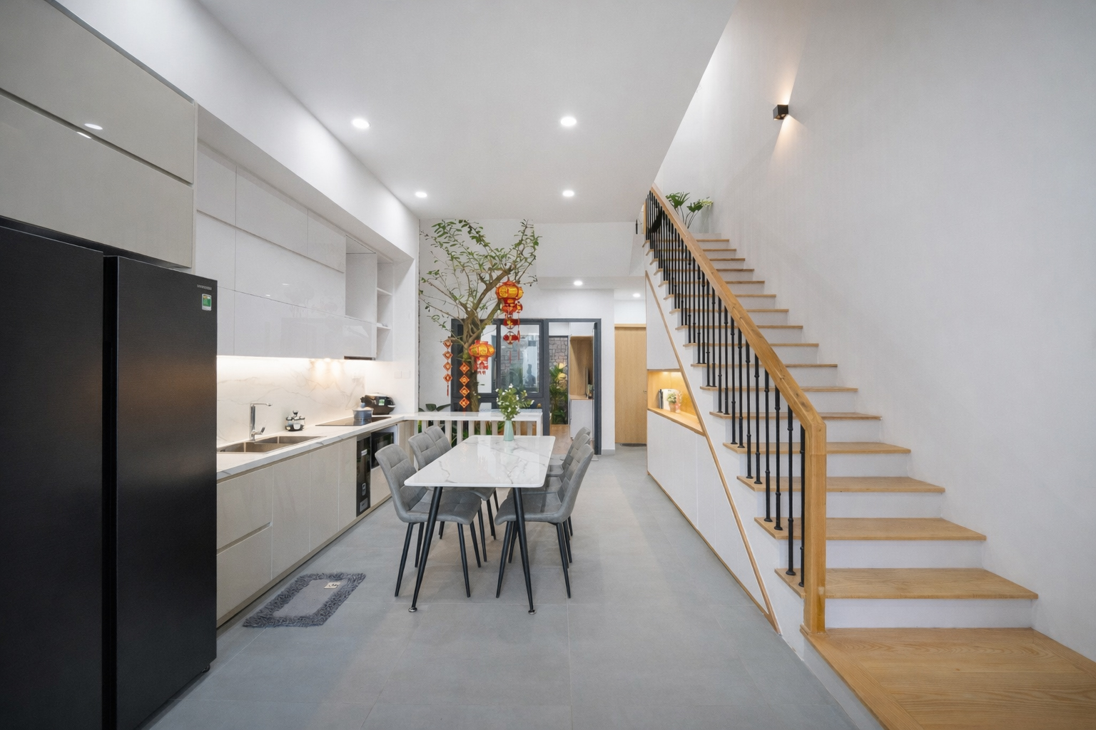 Ưu điểm nổi bật nhất của cầu thang dọc nhà ống chính là khả năng tận dụng diện tích một cách tối đa