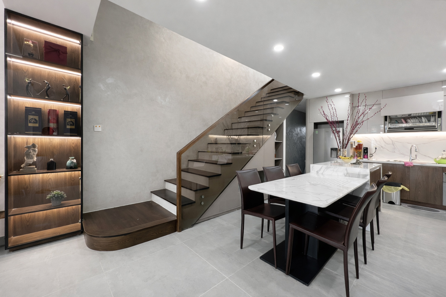 Cầu thang dọc nhà ống xu hướng tối ưu không gian nhà phố hiện đại