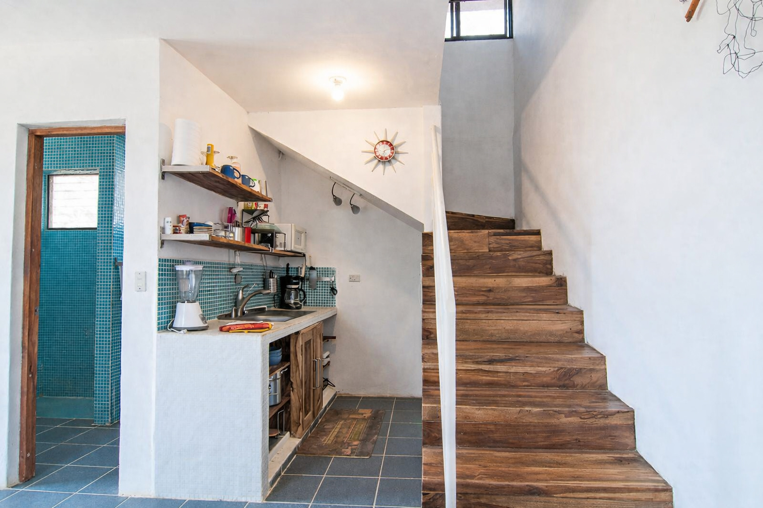 Khi thiết kế cầu thang dọc phòng bếp, việc lựa chọn vật liệu có độ bền cao là yếu tố kiên quyết