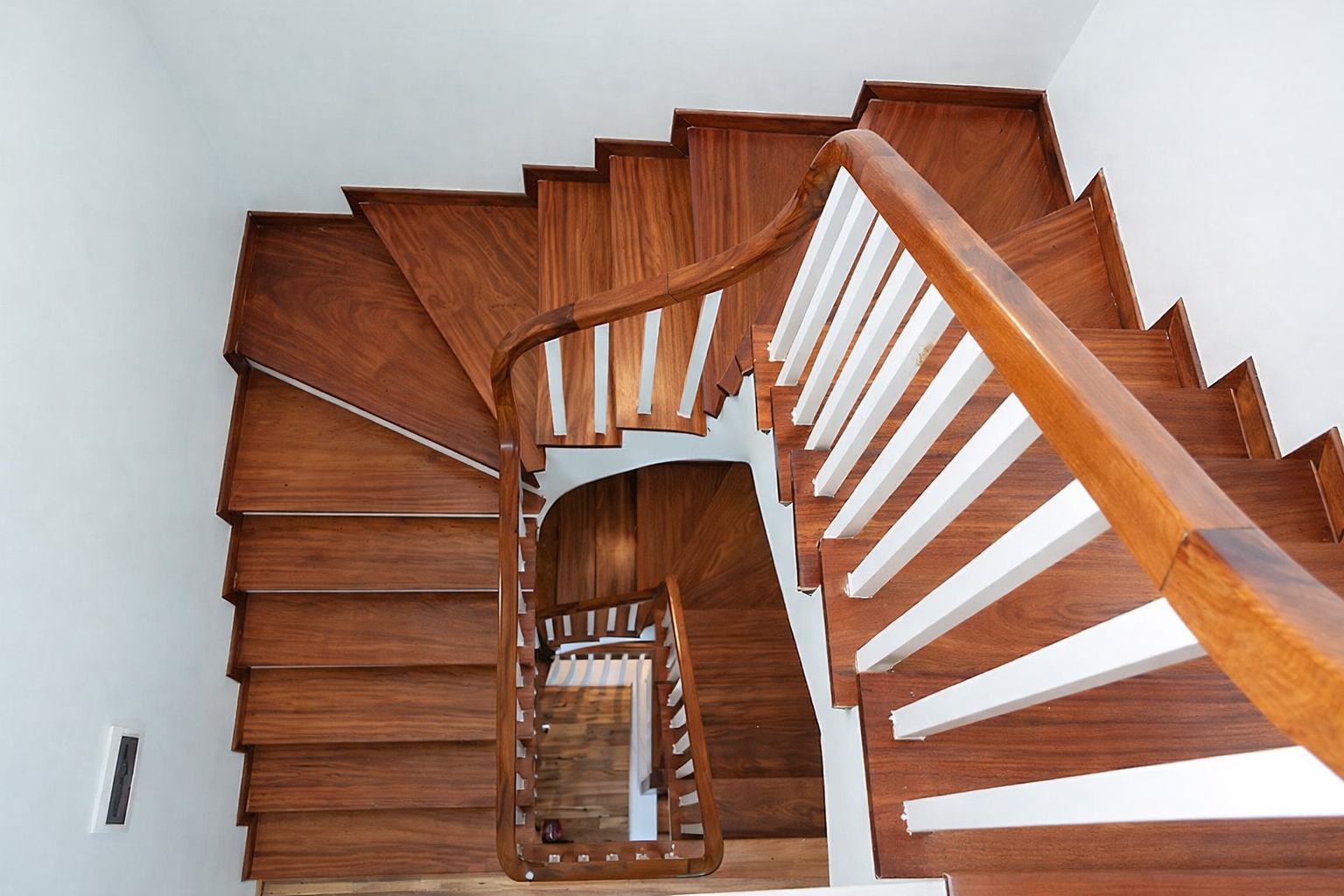 Điểm nổi bật của cầu thang gỗ lim đẹp chính là độ cứng và khả năng chịu lực cực tốt