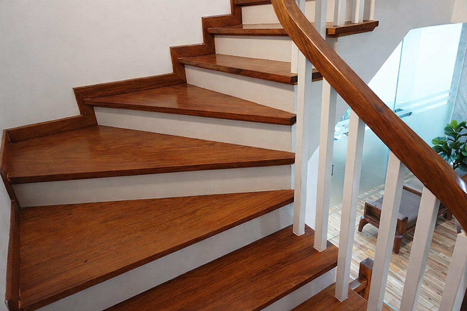 Xu hướng cầu thang gỗ lim đẹp tối giản và thanh thoát