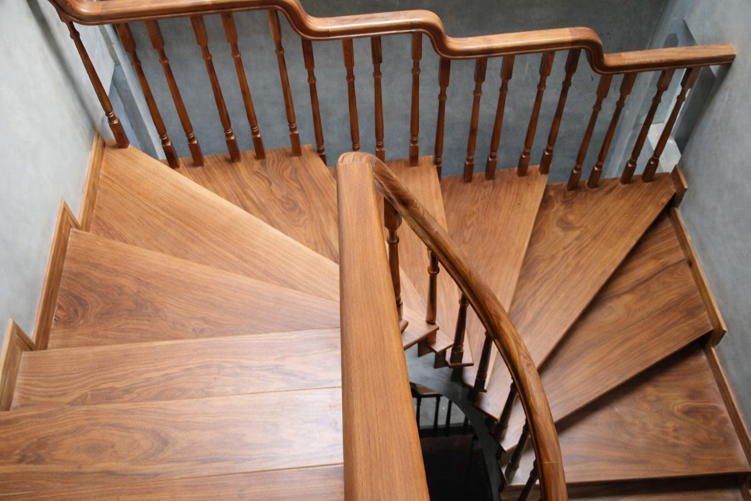 Độ cao và chiều rộng bậc cần được tính toán hợp lý để đảm bảo việc di chuyển thuận tiện