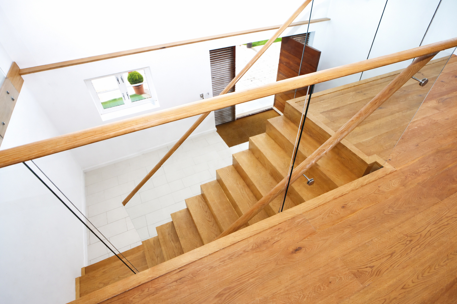 Cầu thang gỗ sồi đạt chuẩn không chỉ đẹp mà còn phải đảm bảo độ chắc chắn khi sử dụng lâu dài