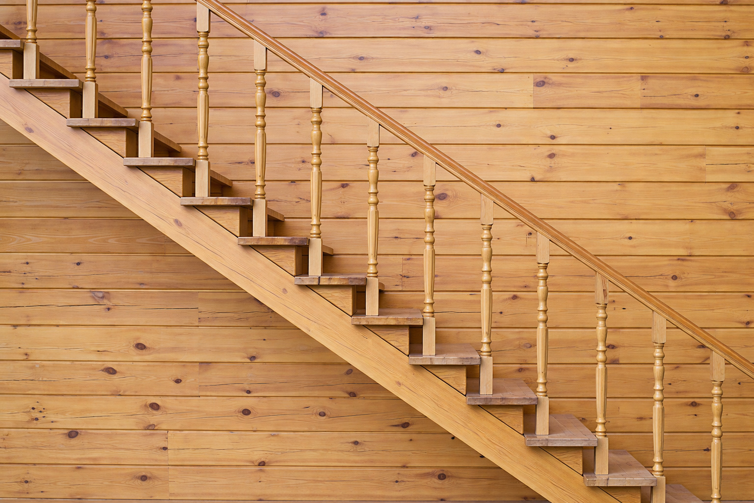 Gỗ sồi tự nhiên khá cứng và chịu lực tốt, nên khi làm cầu thang sẽ rất chắc chắn, đi lại an toàn và ít bị rung lắc