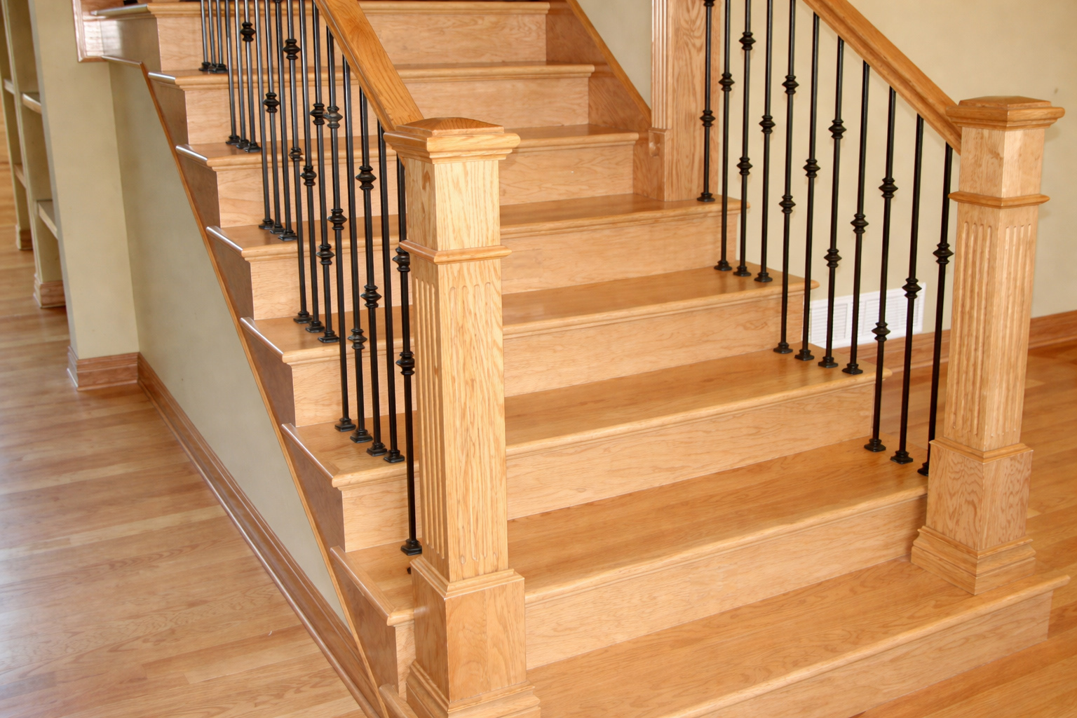 cầu thang gỗ sồi cũng rất phù hợp với phong cách nội thất hiện đại và tối giản