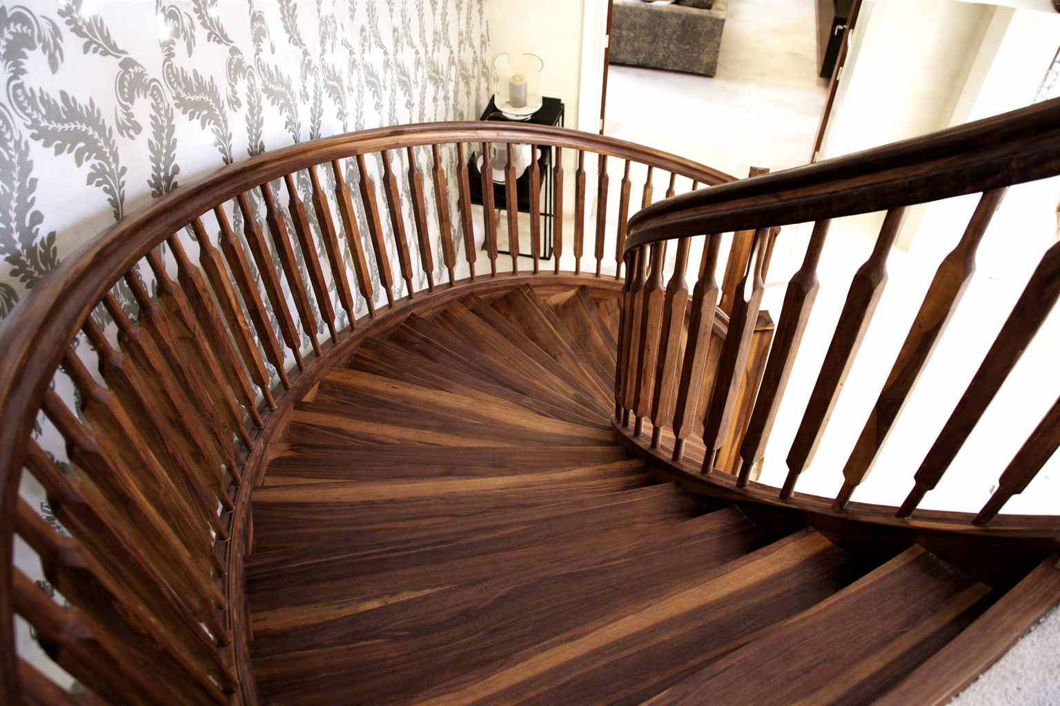 Cầu thang gỗ tự nhiên là dấu ấn nghệ thuật nâng tầm đẳng cấp không gian sống