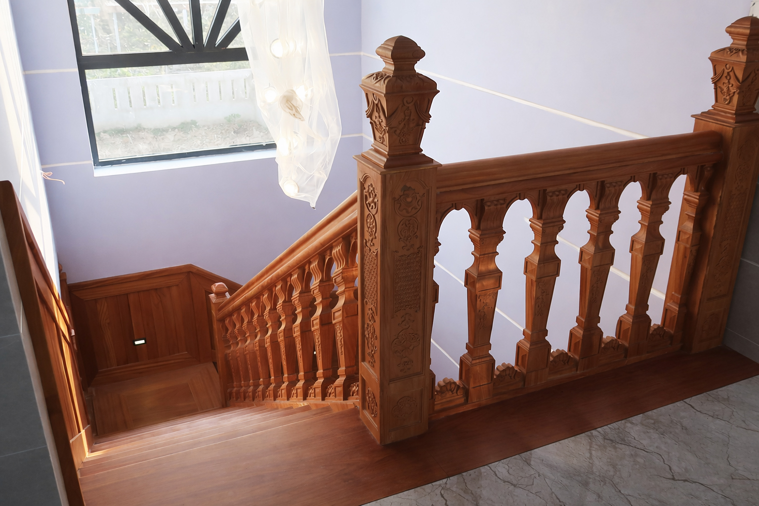 Giá của tay vịn cầu thang gỗ gõ đỏ thường cao hơn so với các loại gỗ như sồi, căm xe hay gỗ lim do giá trị quý hiếm của nguyên liệu