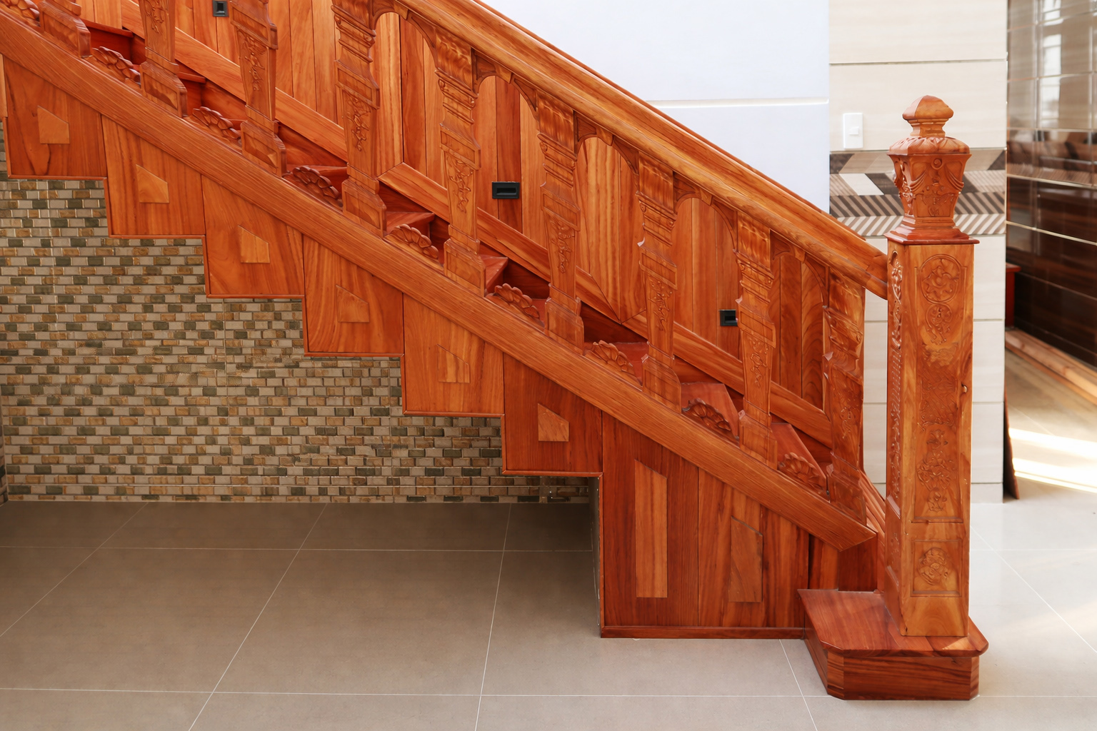 Tinh dầu tự nhiên trong gỗ còn có khả năng chống mối mọt hiệu quả, giúp tay vịn luôn bền đẹp như mới